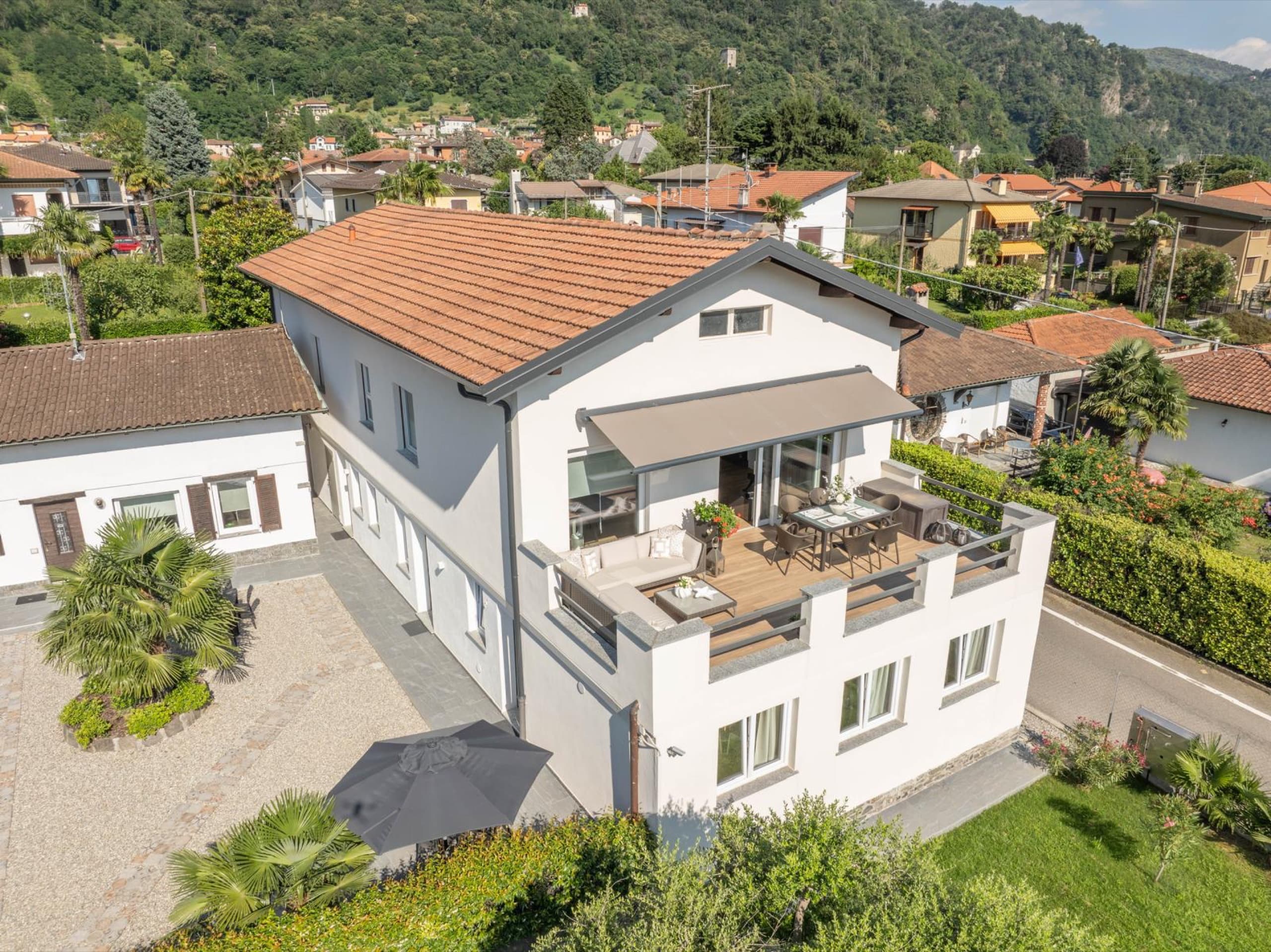 Casa ristrutturata con terrazza sul tetto — Maccagno
